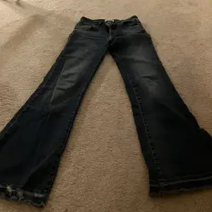 Säljer mina snygga favorit bootcut jeans med låg midja då de tyvärr blivit försmå. De är stretchiga och i stl 26 men skulle säga att de passar någon med stl 25 till 26. 