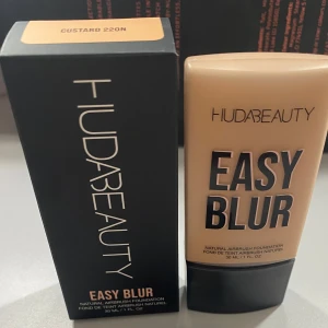 Huda Beauty Easy Blur Foundation och Primer - Säljer nya Huda Beauty Easy Blur Foundation i nyansen Custard 220N och Easy Blur Primer. Foundationen ger en naturlig airbrush-effekt och primern är silikonfri för en jämn bas som suddar ut porerna. Perfekt för en filter IRL look. Båda är öppnade men enbart testade 1 gång. Älskar dessa två men nyansen passade tyvärr inte mig. 🩷Foundation pris: 300 (Nypris: 459kr).                  Primer: 280kr (nypris: 419kr) paketpris: 500kr