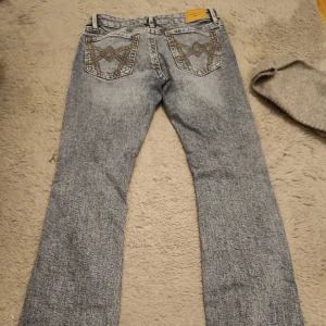 Blåa bootcut jeans  - Jätte fina blåa bootcut jeans från gina, som endast är använda 2 gånger så dem är som nya. Säljer pga att dem är aldeles förstora för mig! Köpte för 500kr och det är inga defekter på dem. Skriv pv för fler bilder!!🥰💗