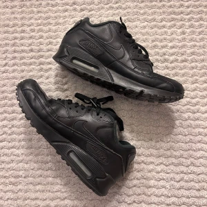 Svarta Nike Air Max sneakers - Snygga svarta Nike Air Max sneakers i skinn med luftdämpning i sulan. Använda några gånger men fortfarande i väldigt bra skick