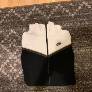 Svart/vit/grå nike tech (rare) - riktigt snygg nike tech fleece som inte säljs ute på marknaden mer, använt 1-2 gånger för den var liten på mig, äkta, mycket bra skick, storlek M, pris kan diskuteras
