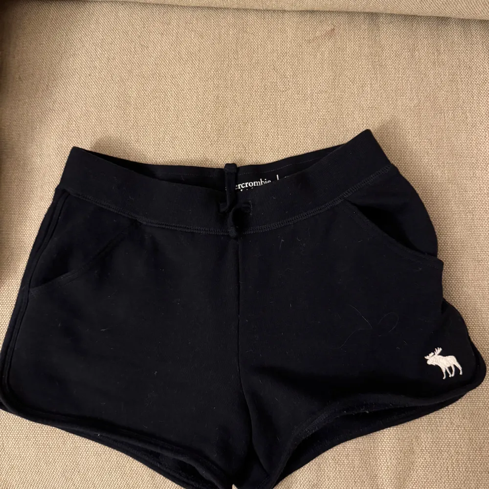 Säljer ett par super fina mjukis shorts från abercrombie fitch! Super sköna och köptes i usa . Shortsit.