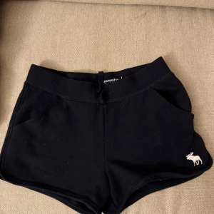 Svarta shorts från Abercrombie & Fitch - Säljer ett par super fina mjukis shorts från abercrombie fitch! Super sköna och köptes i usa 