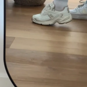 Vita sneakers från New Balance - Säljer ett par vita New Balance sneakers helt nya är använda endast två gånger, säljs pga storleken. De har en klassisk design med snörning och en bekväm sula, perfekt för vardagsbruk. Passar till både jeans och träningskläder. 