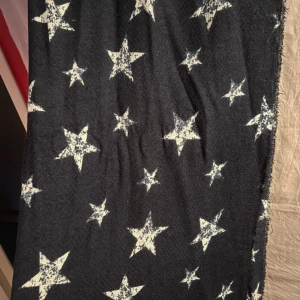 Marinblå halsduk med stjärnmönster från Hampton Republic - Säljer en marinblå halsduk från Hampton Republic med coolt stjärnmönster i vitt. Perfekt för att hålla sig varm och snygg under höst och vinter. Tillverkad i mjukt akrylmaterial. Passar alla tack vare one size-storleken. 🖤✨ Längd 2 M , bredd 86 cm 