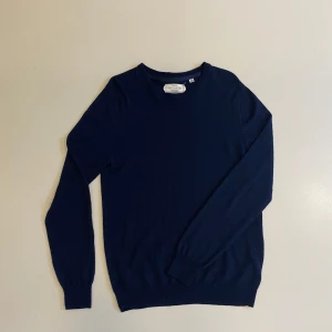 Slim fit merino ull tröja - En rikgit skön stickad 100% merino ull tröja från These Glory Days, den är i bra skick utan hål, fläckar eller liknade,—Modellen är 185cm.                                   Skriv vid minsta fråga eller fundering🔥👍