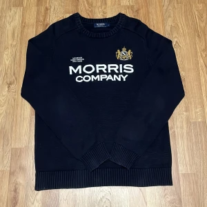 Marinblå Morris sweatshirt  - Stickad svart Morris tröja. Mycket bra skick om man bortser från att den är lite luddrig. Sitter bra som L. Går att diskutera priset!😁Ställ gärna frågor