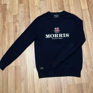 Morris sweatshirt Marinblå - Marinblå Morris tröja i bra skick. Storleken är bra. Kom med bud! 😁😁 Ställ gärna frågor!