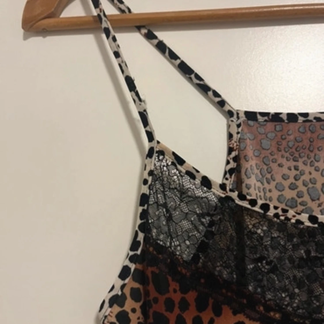 Leopardmönstrad linne med spetsdetaljer - 90