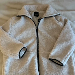 Teddyjacka - Cremevit teddyjacka från Boohoo, aldrig använd. Tror nypris är 600kr, säljer pga fel storlek. Lappar kvar.