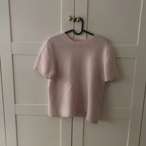 Ljusrosa kashmirtröja från Soft Goat - Säljer en supermjuk ljusrosa kashmirtröja från Soft Goat. Den har korta ärmar och en klassisk rund halsringning. Perfekt för både vår och sommar, och den är i mycket bra skick. Passar perfekt för en stilren och bekväm look!🌸❤️
