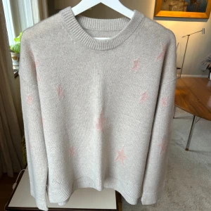 Beige kashmirtröja med stjärnor från Zadig & Voltaire - Säljer en supermjuk och lyxig beige kashmirtröja från Zadig & Voltaire. Denna färg finns inte kvar! Inte använt alls mycket. Tröjan har inga skador! Säljer för ett riktigt bra pris eftersom tröjorna som finns kvar på Zadig kostar 495€. Har precis kemtvättat tröjan så lite nopprig men borstar såklart bort det! Storlek S men den är stor i storleken.