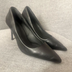 Svarta klackar - Svarta klackar gjort i skinn/läder. Superfint skick endast använda 1 gång. Supersköna att gå i trotts att dom är relativt höga. Strl 38