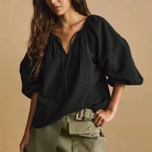 Blus från HM - Blus från HM i storlek s, använd 1 gång. Nypris 279 kr