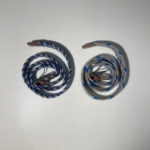 Två flätade bälten från OneWear - Tja, Säljer två snygga flätade bälten från OneWear med den fina OneWear påsen. Det ena är blått och vitt, och det andra är beige med blå detaljer. Perfekta för att ge en färgklick till din outfit!! Båda bältena är i mycket bra skick, ställ gärna frågor!!