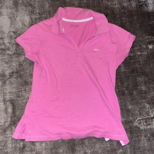 Rosa tröja som liknar polo ralph lauren  - Säljer en snygg rosatröja som liknar en polo raulph lauren tröja i storlek S Den har en klassisk krage och korta ärmar. Tröjan är i bra skick och passar utmärkt för vår och sommar.💖