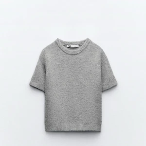 Grå kortärmad tröja från Zara - Super söt stickad tröja från fara i storlek S, inte längre såld och köpt för 329kr🩷 aldrig använd