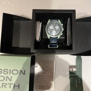 Omega X Swatch - Omega X Swatch Mission on Earth. Använd någon enstaka gång men i mycket bra skick. Köpt i Warszawa, kvitto och alla original papper finns kvar. Ett extra armband ingår. 