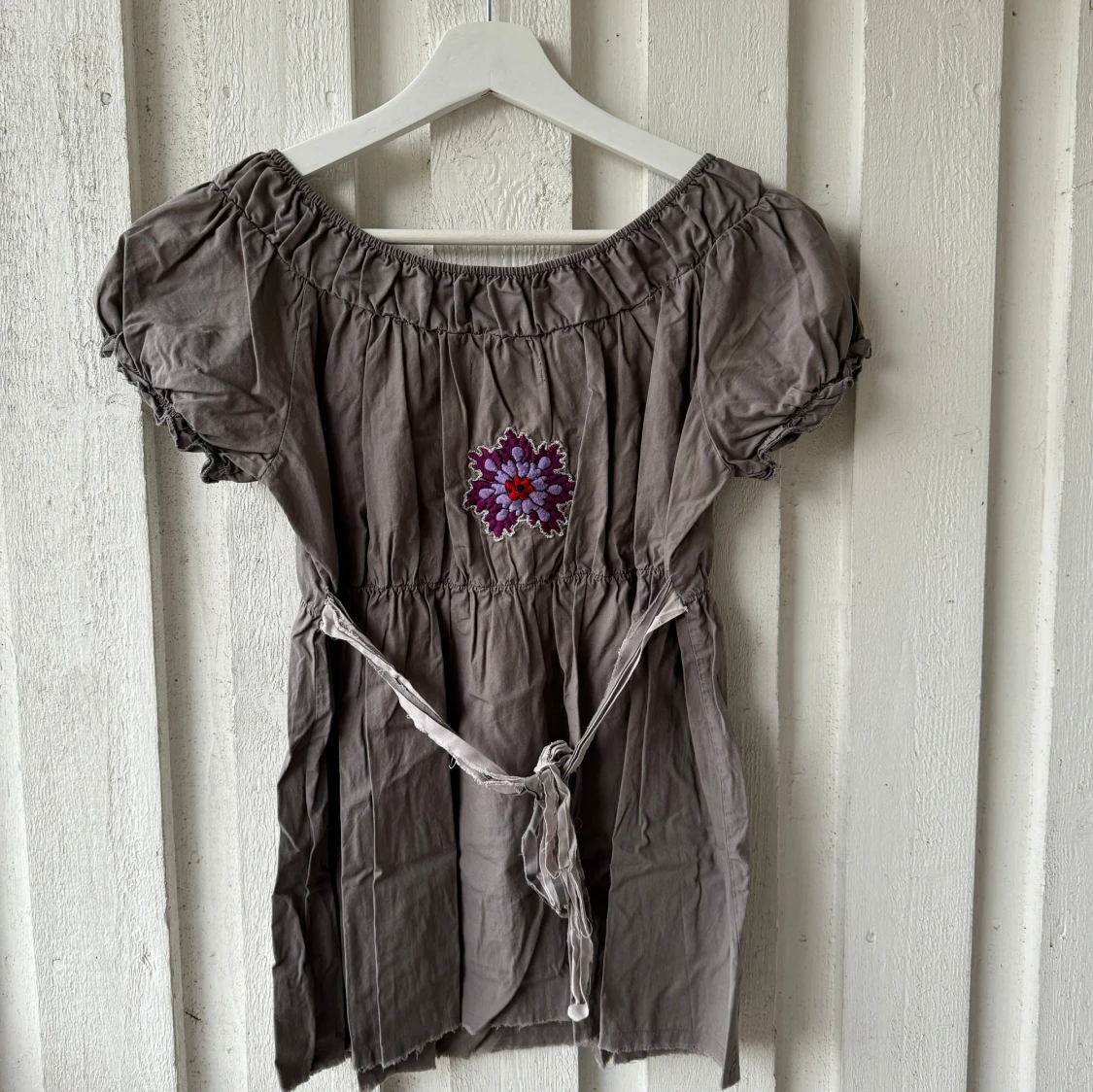 Grå odd molly med broderi - 91