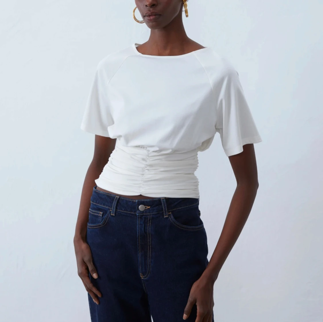 Vit kortärmad topp med rynkdetalj