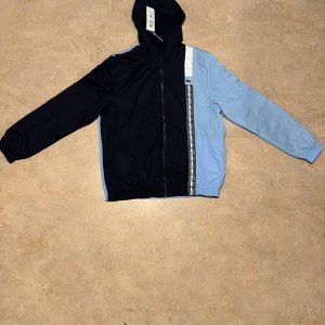 Lacoste windbreaker storlek L - Oanvänd Lacoste windbreaker Original pris 1400 kr Kvitto och påse finns Pris kan diskuteras 