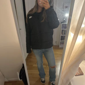 Svart pufferjacka från The North Face - Säljer en svart pufferjacka från The North Face i mycket bra skick🫶köpte jackan 2021 och den är använd lite till och från men är i fint skick, den är köpt för ca 3000 men jag säljer den för 800🎀den är super varm och perfekt till vintern, jackan är i storlek xl och sitter perfekt oversized på mig som brukar ha m💕