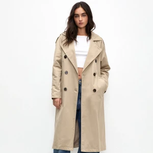 Beige trenchcoat  - Jättefin trenchcoat från pull and bear. Helt oanvänd med lappar och allt kvar. Storlek L, sitter fint och lite oversized på den som är s/m och mer klassisk passform om man har storlek L normalt❤️