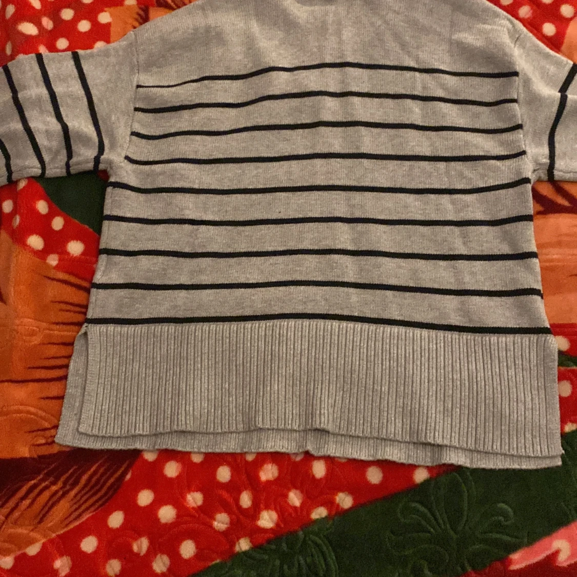 Grå och svart randig tröja från 157 - 90