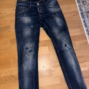 Dsquared 2 jeans - Riktigt schyssta och stilrena sticker inte ut för mycket och grymt snygg färg, skick 8/10 storlek 42