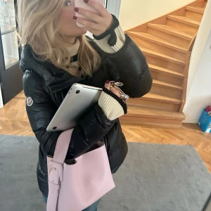 Arket väska  - Säljer denna skitsnygga väskan från arket, verkligen den perfekta rosa färgen💕nypris 2000