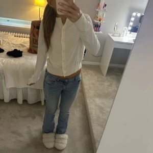 Vit kofta - Gullig vit kofta från HM. Säljer för att den inte kommer till användning❤️