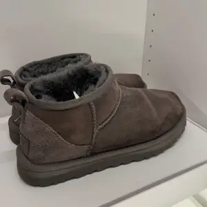 Säljer mina uggs som nästan är helt nya, endast använda några få gånger. Det är deras UGG classic ultra mini. Gråa Strl 39. 