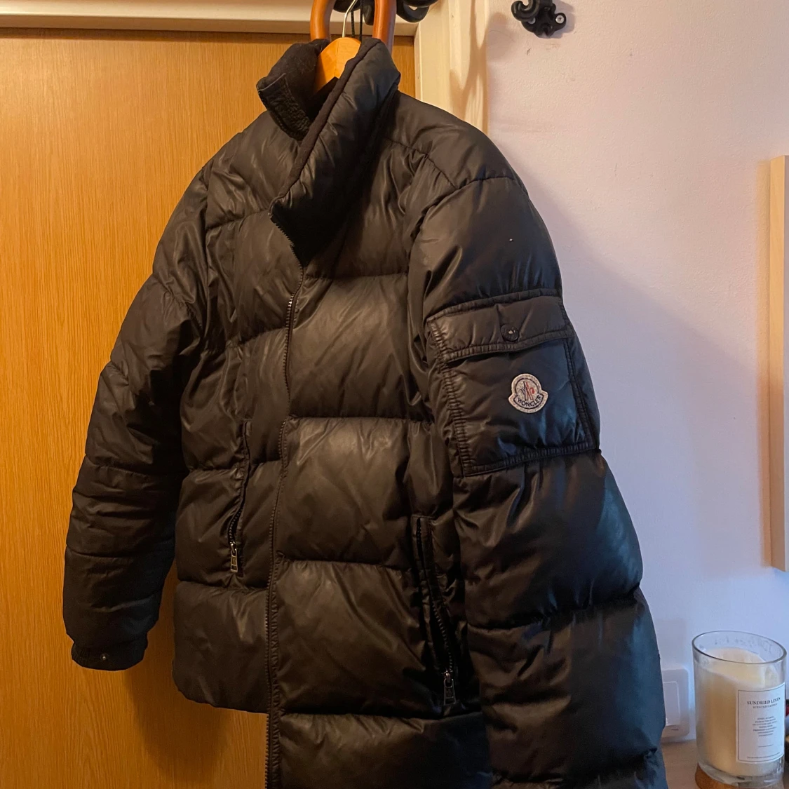 Svart dunjacka från Moncler