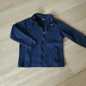Patagonia Fleece - Extremt feta patagonia fleece i modellen Better Sweater! Superfint skick, inga skador! Strl L, passar M.