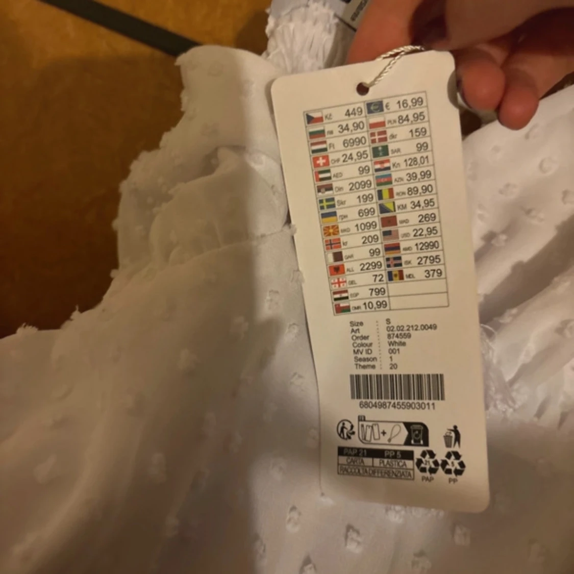 Vit  klänning med smala axelband - 91