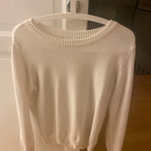 Vit tröja från VILA - Perfekt vit stickad från vila, använd några få gånger, super mysig 
