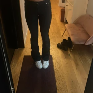 Zara jeans low waist slum bootcut - Ett par svarta lågmidjade bootcut jeans från Zara, de säljs inte längre.  Det är storlek 32!💕💕de är i bra skick skulle jag säga och inga synliga defekter alls!  pris kan diskuteras❣️