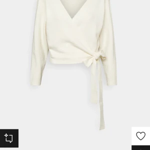 Omlottkofta - Jättefin omlottkofta från even & odd i en krämvit färg i storlek M men passar mig som har S också💕 Bild 2 är en lånad bild och bild 3 är min egna. Tröjan är i riktigt bra skick inga defekter, kontakta mig vid frågor💕