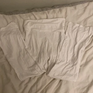 Vita mjukisbyxor - Säljer ett par vita yoga pants från gina. Super sköna men kommer inte till andvänding. Skriv innan ni köper!🤍