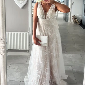 Balklänning - Säljer min otroligt fina balklänning i storlek 38 men passar mig som vanligtvis är 34/36. Den är lite smutsig ner till men annars bra skick, kan skicka fler bilder privat. Tyget inne är lite rosa/beige! Priset går att diskuteras 🤍