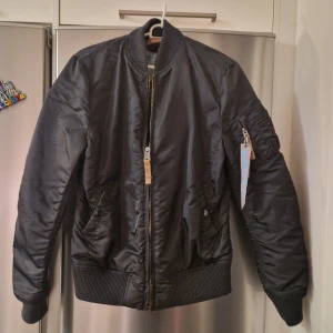 Helt ny Alpha jacka.  - Helt ny jacka endast provat. Bättre att den kommer till användning än att den bara hänger i garderoben. Älskar den men får tyvärr inte på mig den. 🥺