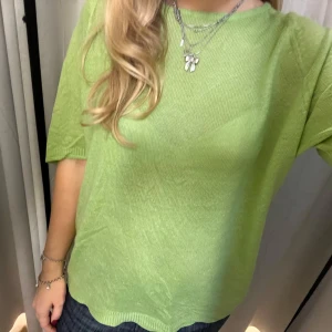 Stickad T-shirt  - Superskön grön stickad T-shirt som är tunn⭐️ Färgen på bilderna är lite missvisande den är inte så neonfärgad utan mer åt det grå hållet! Passar stl S-L skulle jag tro beroende på hur man vill att den sitter 