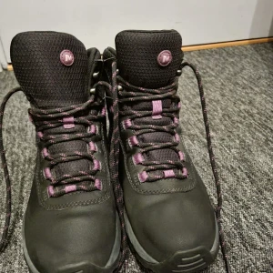Svarta kängor från Merrell - Säljer ett par svarta kängor från Merrell i mycket bra skick. De är vattentäta och har lila detaljer på snörningen. Perfekta för höst- och vinterväder med en robust sula för bra grepp. Kängorna har en bekväm passform och är idealiska för utomhusaktiviteter. Priset går såklart att diskuteras 