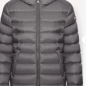 Colmar jacka  - Super fin populär colmar jacka i färgen dark Coffee cream . Skulle säga att de är en blandning mellan går och brun , den är slutsåld i den färgen och väldigt  efterfrågad där av priset dessutom är den helt ny❤️ priset kan diskuteras ❤️ 