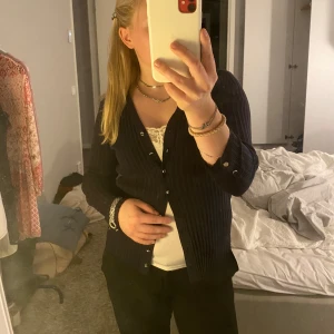 Kofta - Fin kofta med silvermedaljer! Har ett hål i armhålan, men som man inte tänker på