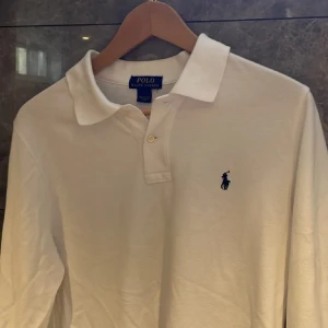 Ralph Lauren tröja - Säljer den här jättesnygga Ralph lauren pikén i storlek S. Den sitter lite större i storleken så den passar även någon som har mindre Medium. Skicket är i 9/10 och den har inga synliga defekter. Nypris 1500kr. Skriv gärna vid frågor!