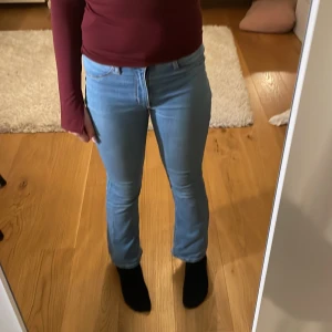 Ljusblå bootcut jeans - Säljer ett par ljusblå jeans i bra skick. De är lågmidjade och har en klassisk look och är perfekta för både vardag och fest! Passar bra till en snygg topp eller en mysig tröja.