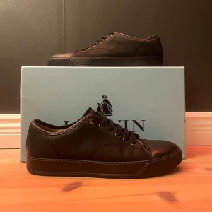 Lanvins  - Säljer mina snygga lanvins då dem inte passar, de är använda men 8/10 skick me (liten difekt vid tån). Säljer för 1600 ny pris 5000. Låda ingår i köp, skriv vid fler frågor 