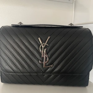 Svart läder ysl väska - Säljer denna svarta ysl väska som är helt ny, då jag tyvärr inte får någon användning av den