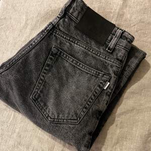 Säljer gråa Woodbird jeans för killar i modellen Leroy Thun Black jeans. Jeansen ser inte helt nya ut men är väl omtagna. Lägg gärna efter prisförslag   (Nypris 1099kr)